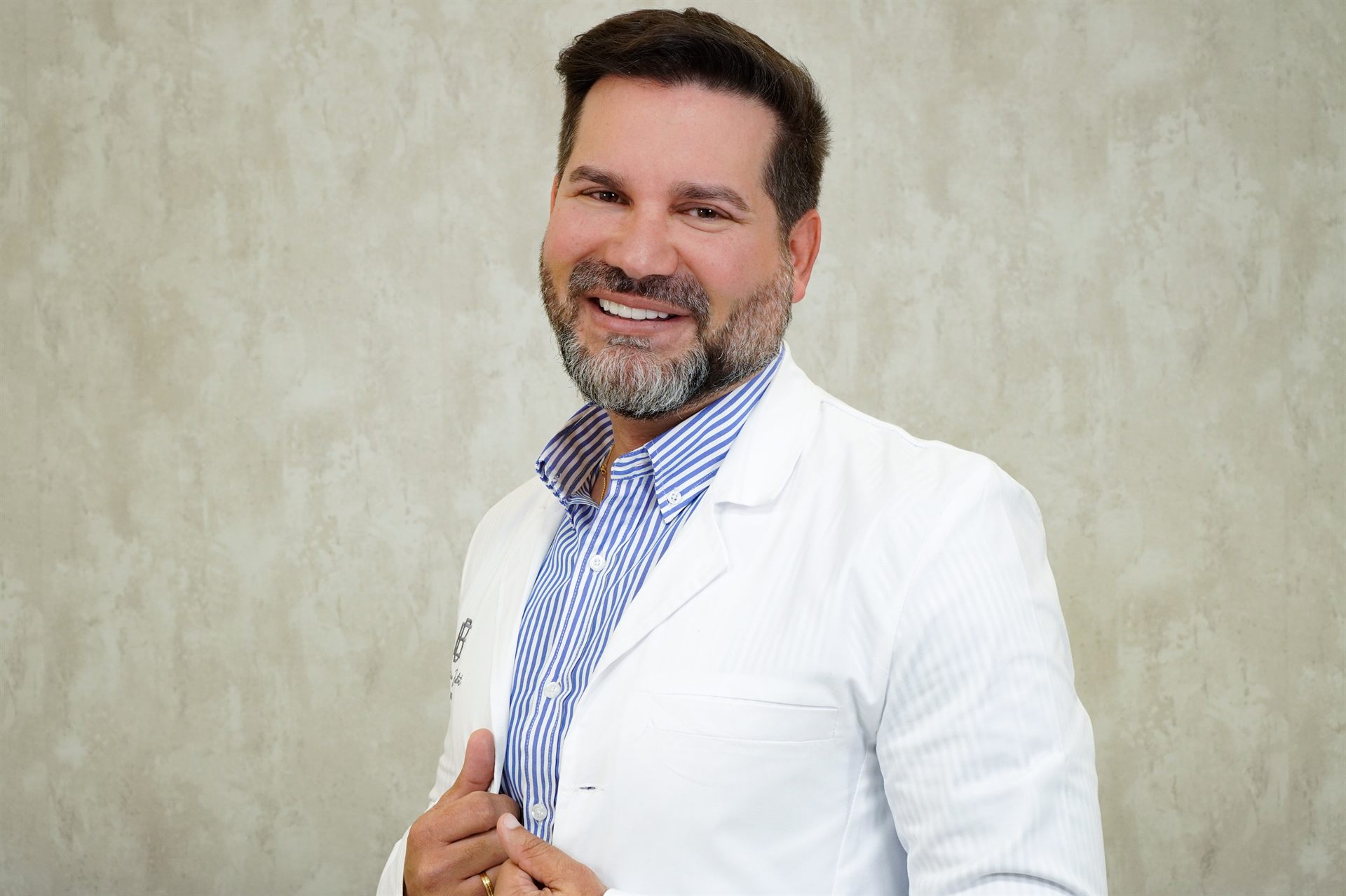 Rostro equilibrado con criterio médico, preservando los rasgos propios